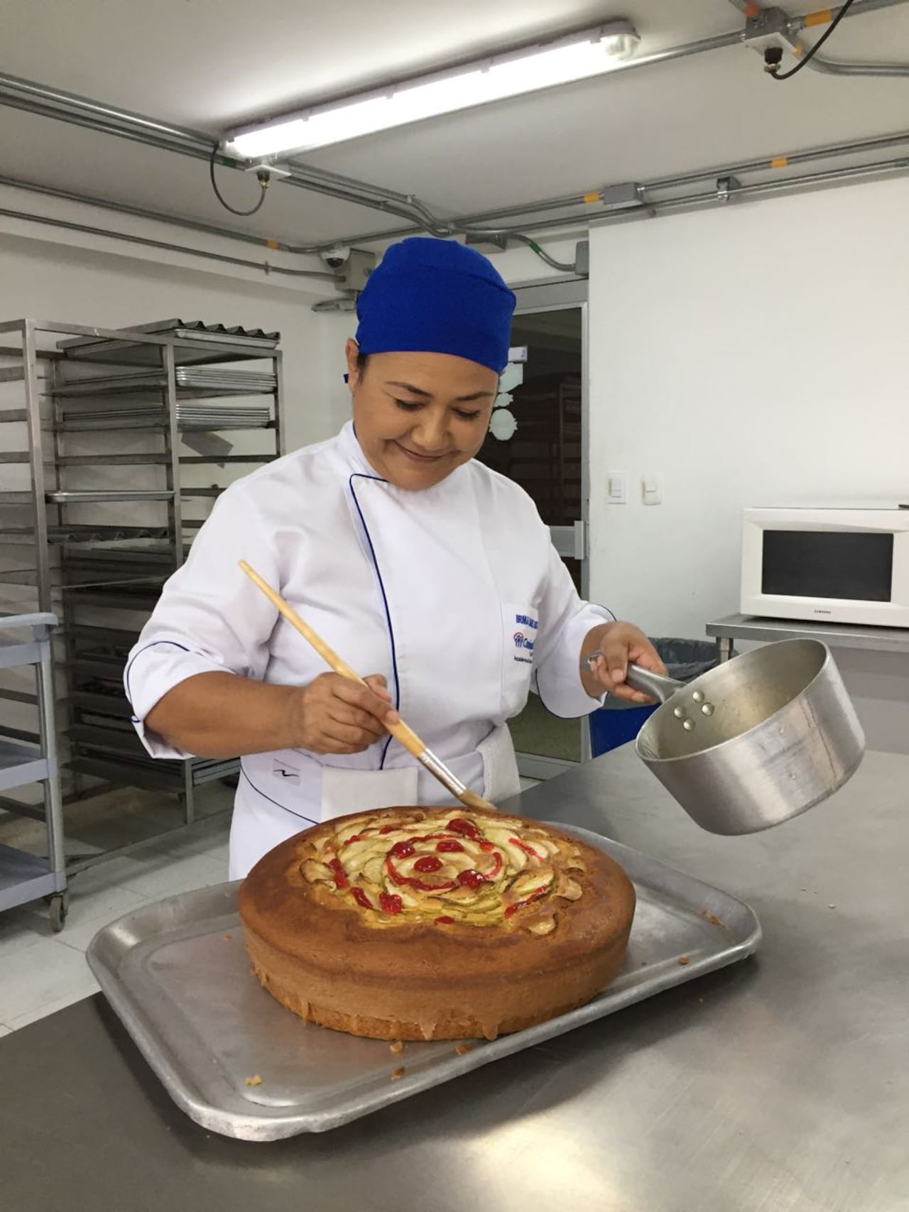 Con pincel en mano, esta futura chef domina la pastelería en Comfandi. El programa forma perfiles para las necesidades reales del mercado laboral.