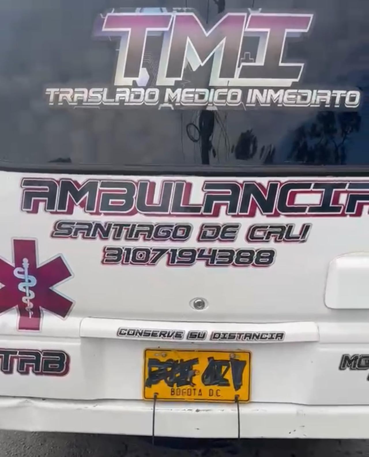 Así lucía la placa de la motocicleta en el momento de su detención.