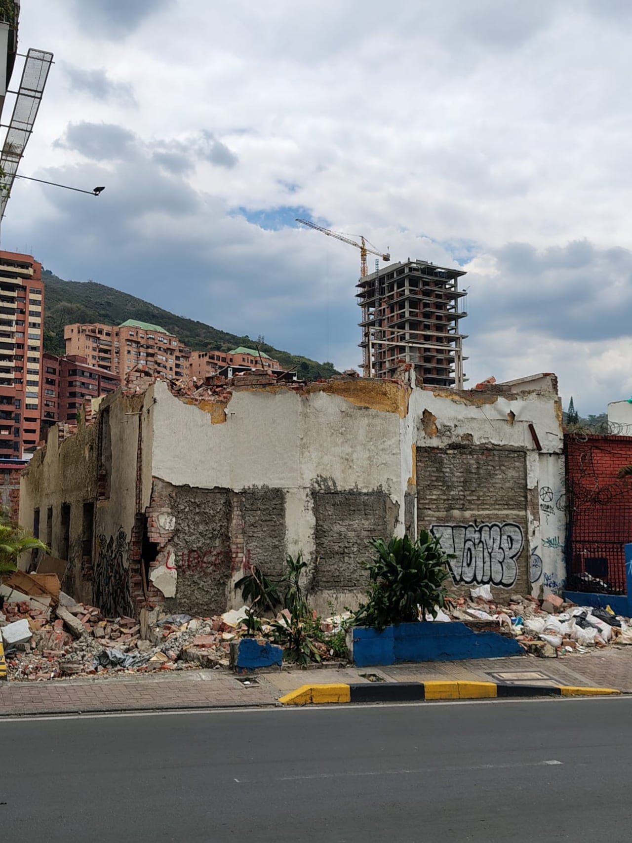 La comunidad señala que el predio continúa sin una intervención definitiva y pide que se atienda la acumulación de escombros y basura en este punto del norte de Cali.