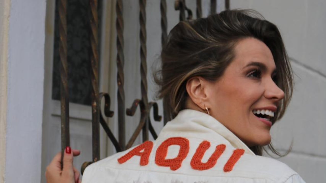 Las prendas intervenidas por mujeres en procesos de reconstrucción emocional integran frases de empoderamiento inspiradas en las canciones de Andrea Botero.