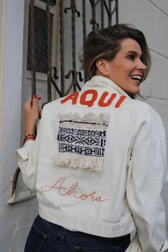 Las prendas intervenidas por mujeres en procesos de reconstrucción emocional integran frases de empoderamiento inspiradas en las canciones de Andrea Botero.