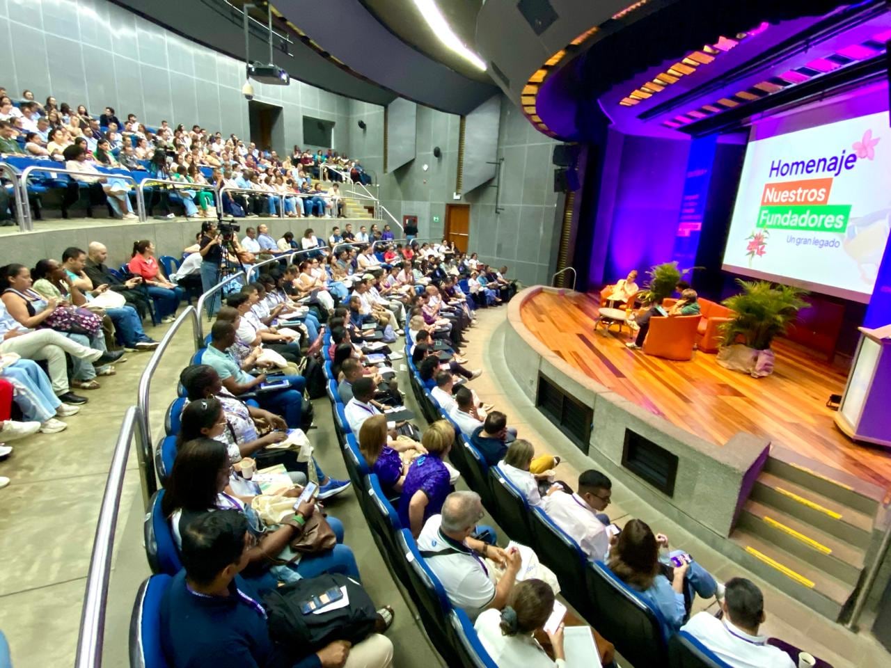 La iniciativa Premio Eduteka reconoce anualmente a los docentes que destacan por transformar sus prácticas con recursos educativos abiertos.