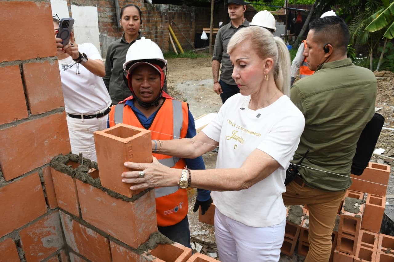 La gobernadora Dilian Francisca Toro verificó los avances del plan de recuperación habitacional en Roldanillo, que contempla 645 mejoramientos de vivienda y la construcción de 79 casas nuevas para familias afectadas por el terremoto.