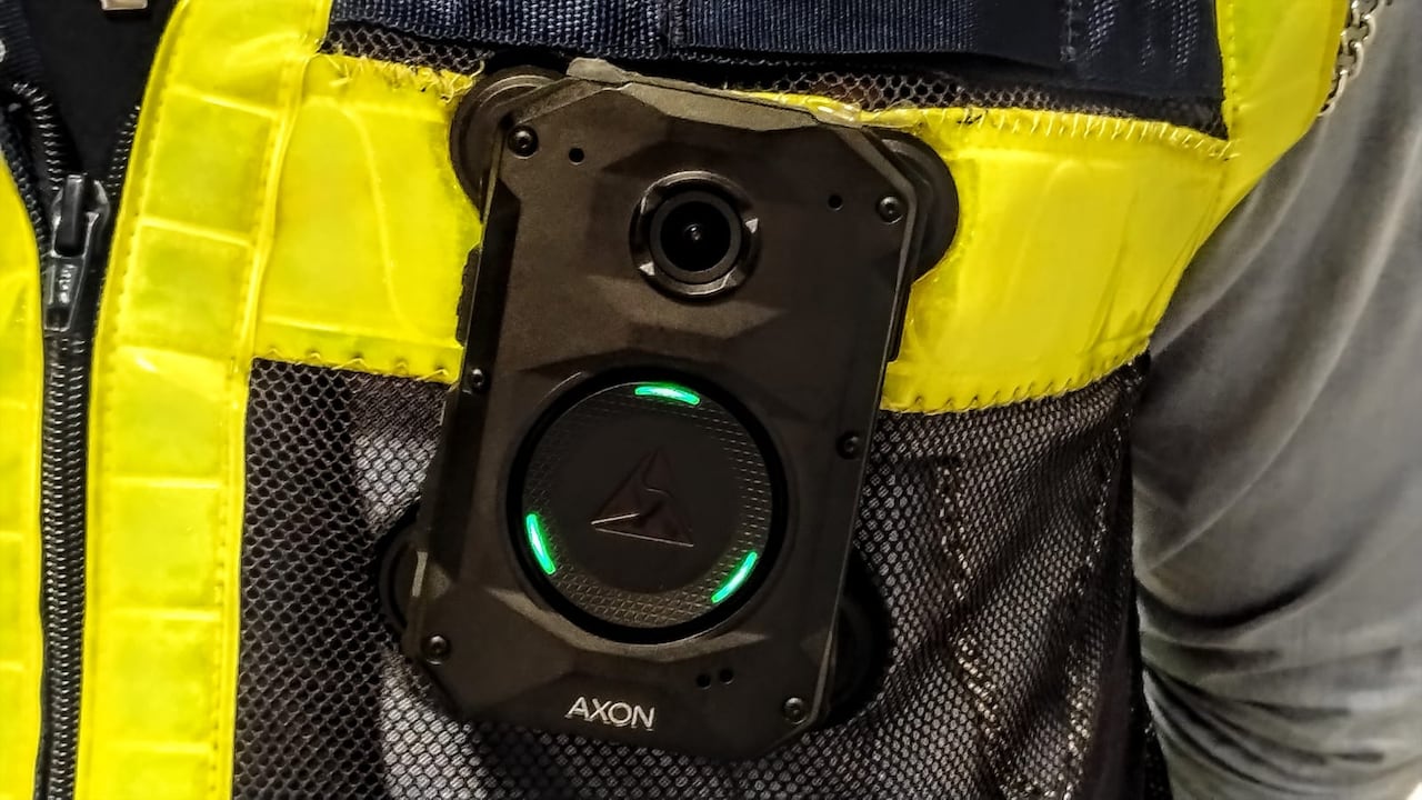 Agentes de tránsito en Cali inician el uso de cámaras corporales como soporte legal y herramienta de control en procedimientos viales.