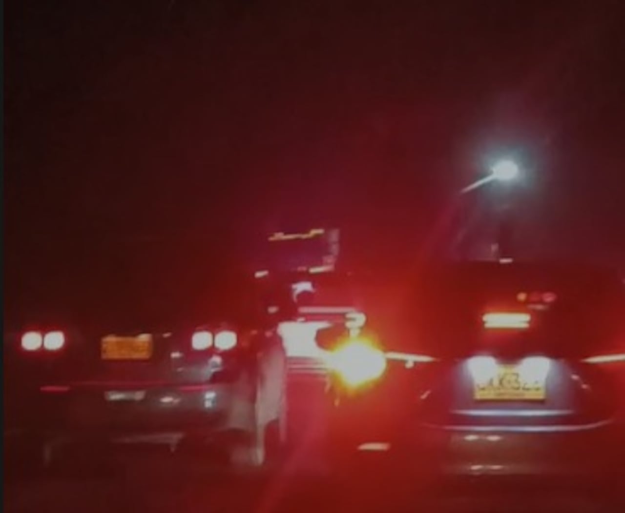 En video quedó captado el angustiante llamado de auxilio de una de las víctimas tras el hurto de una camioneta de alta gama, color blanco.