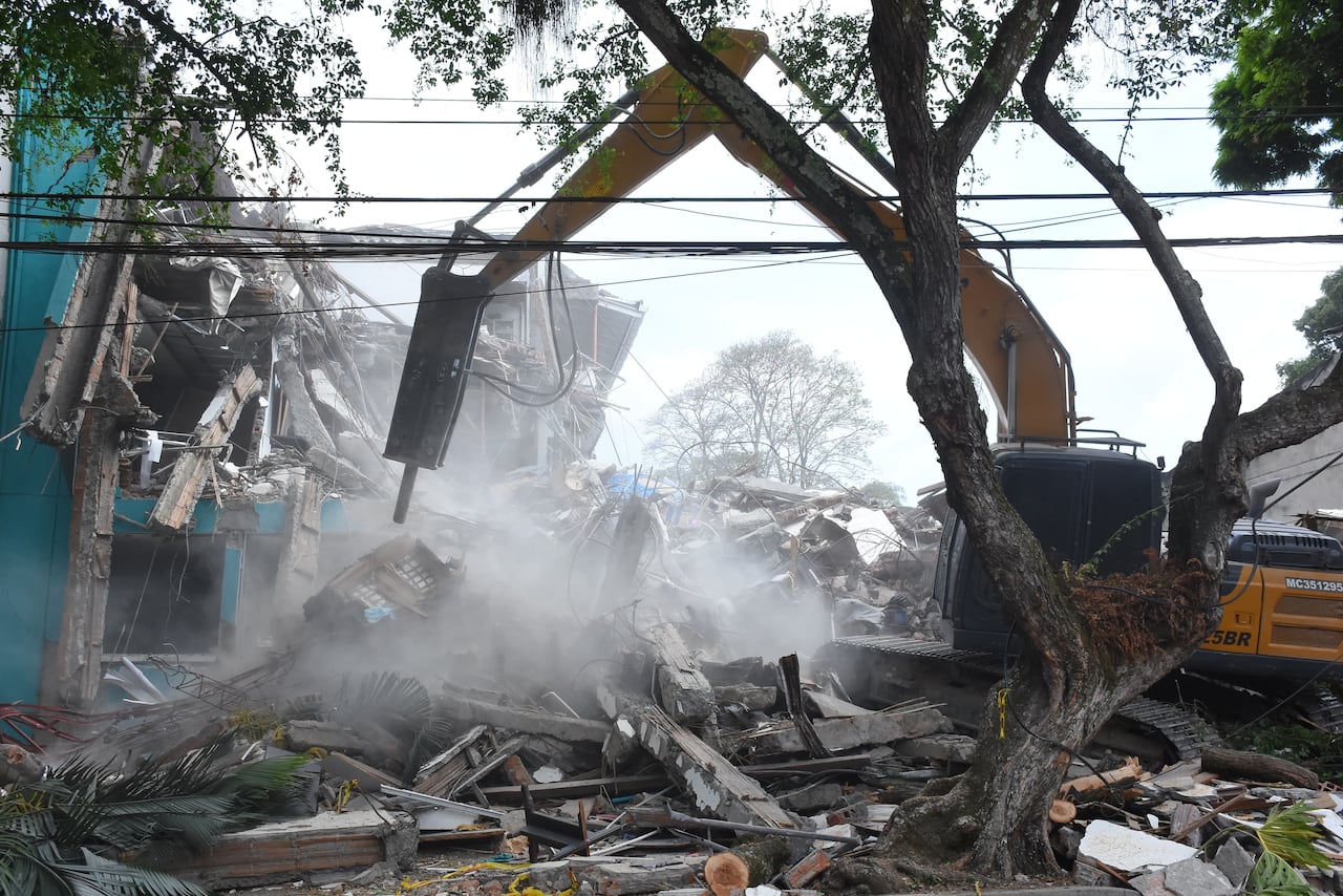 Demolición del Edificio María Mercedes en el barrio Cuarto de Legua.