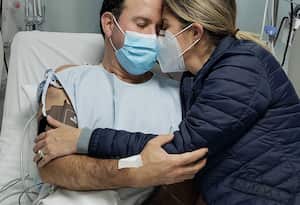 Felipe Arias permanece acompañado de su esposa, Viviana Montenegro, con quien lleva 20 años de casado.