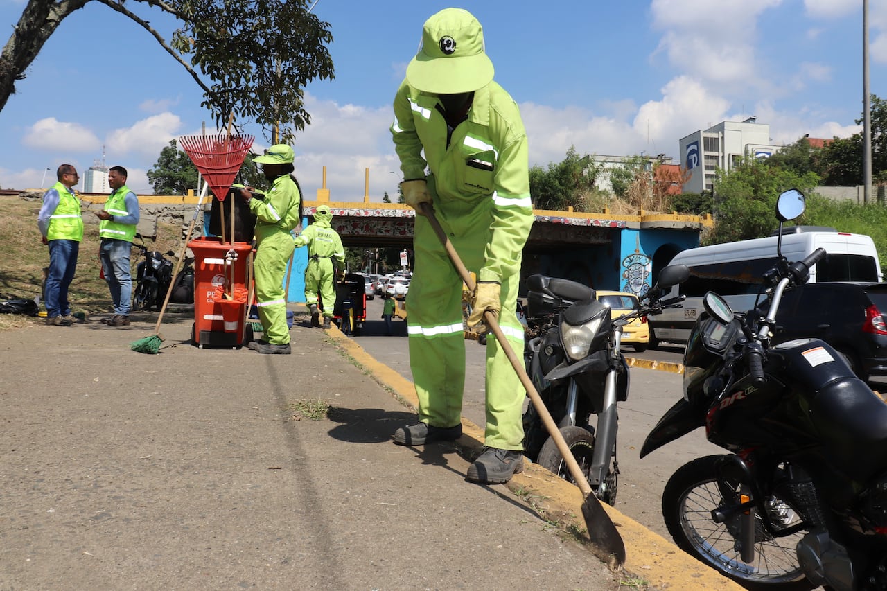 PROMO CALI Y HABITANTES DE CALLE DE LA FUNDACIÓN.SAMARITANOS DE LA CALLE COMENZARON LA RECUPERACIÓN DEL PUENTE FERREO DE LA CALLE 25 CON 2n.