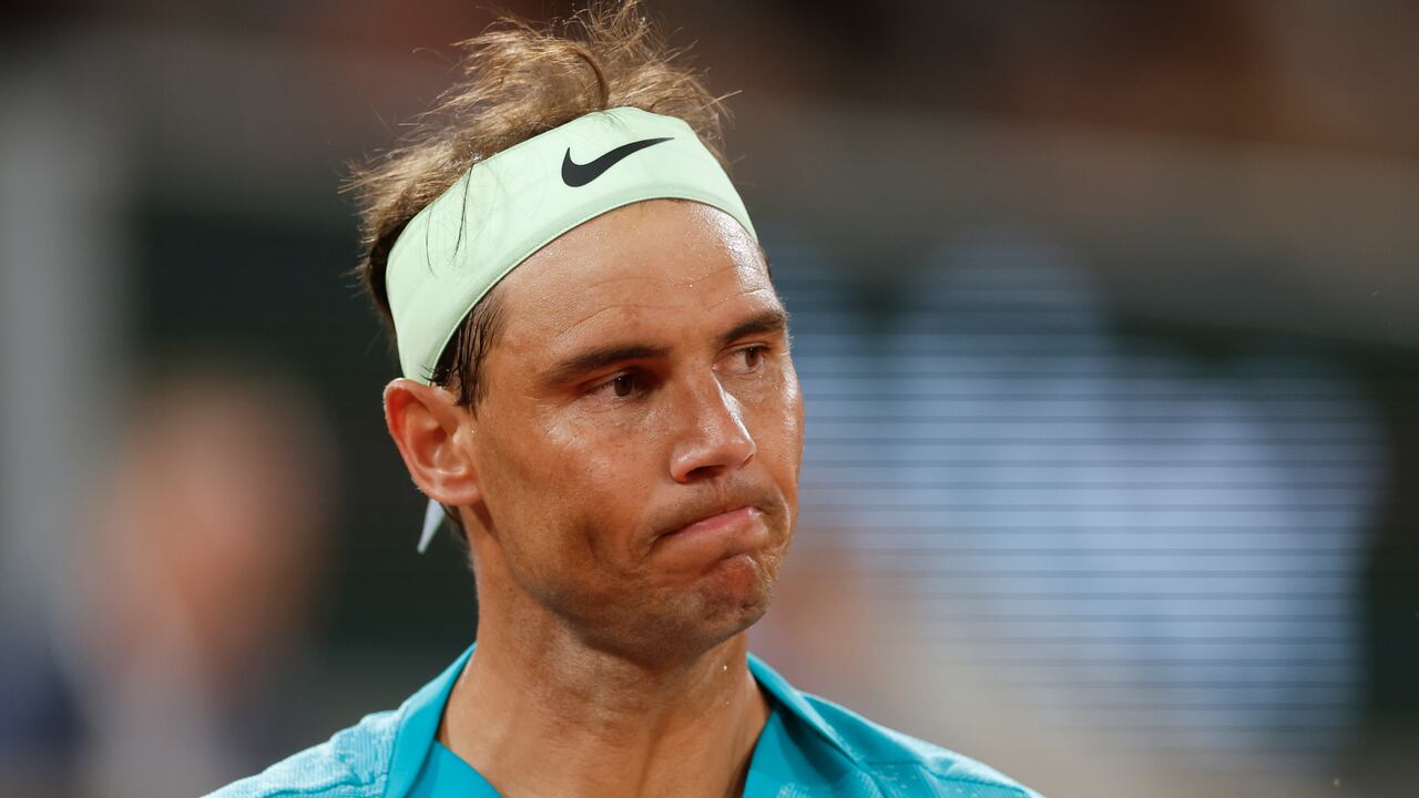 El español Rafael Nadal hace una mueca después de fallar un tiro contra el alemán Alexander Zverev durante su partido de primera ronda del Abierto de Francia en el estadio Roland Garros de París, el lunes 27 de mayo de 2024. (Foto AP/Jean-Francois Badias)