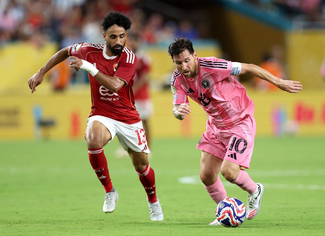 Lionel Messi #10 del Inter Miami CF dribla el balón mientras Marawan Attia #13 del Al Ahly FC lo desafía durante el partido del Grupo A de la Copa Mundial de Clubes de la FIFA 2025 entre Al Ahly FC e Internacional CF Miami en el Hard Rock Stadium.