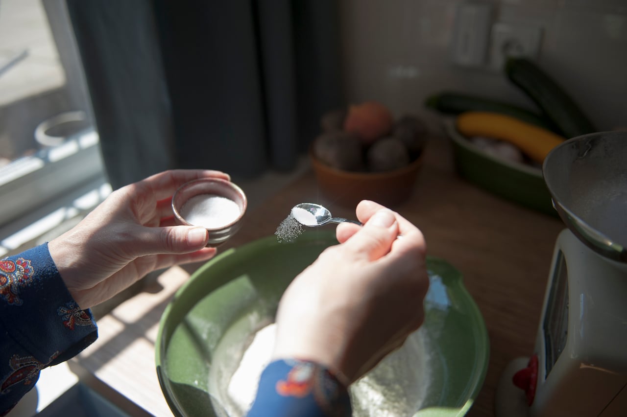 Desde tiempos inmemoriales, la humanidad ha explorado maneras de desterrar la negatividad de sus hogares, y la sal marina ha emergido como una poderosa herramienta en este esfuerzo.