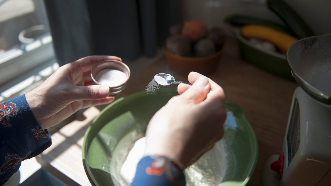 Desde tiempos inmemoriales, la humanidad ha explorado maneras de desterrar la negatividad de sus hogares, y la sal marina ha emergido como una poderosa herramienta en este esfuerzo.