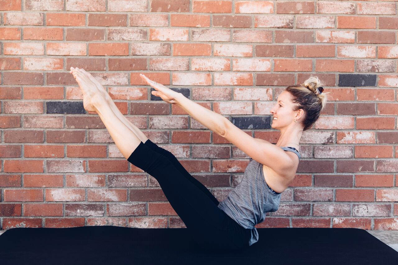 Sumergirse en la disciplina del Pilates ofrece una experiencia transformadora, donde el enfoque en el fortalecimiento del núcleo conduce naturalmente a un vientre más firme y tonificado.