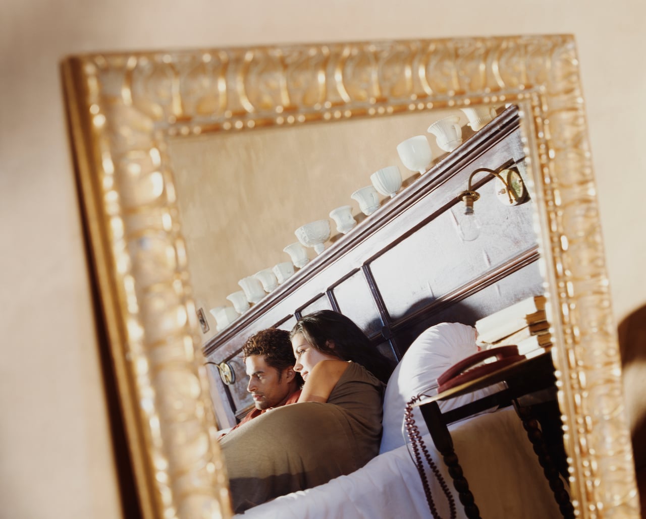 En diversos contextos culturales, se ha advertido sobre las posibles consecuencias de colocar ciertos objetos en lugares específicos.