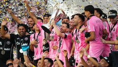 Lionel Messi #10 del Inter Miami CF levanta el trofeo de campeón después de ganar la final de la Copa MLS Audi 2025 entre el Inter Miami CF y Vancouver Whitecaps FC en el Chase Stadium el 6 de diciembre de 2025 en Fort Lauderdale, Florida.