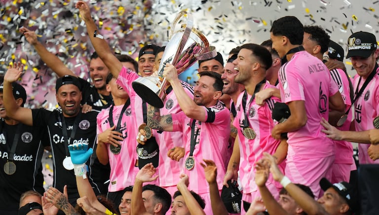 Lionel Messi #10 del Inter Miami CF levanta el trofeo de campeón después de ganar la final de la Copa MLS Audi 2025 entre el Inter Miami CF y Vancouver Whitecaps FC en el Chase Stadium el 6 de diciembre de 2025 en Fort Lauderdale, Florida.