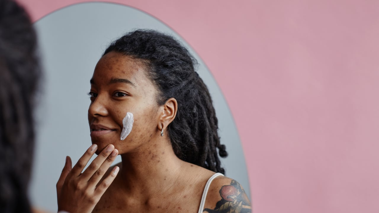 La aplicación de pasta de dientes en la piel puede generar opiniones divergentes entre profesionales de la salud.