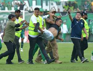 Disturbios en el partido Deportivo Cali vs Patriotas, Hinchas se ingresaron a la cancha. foto Raúl Palacios