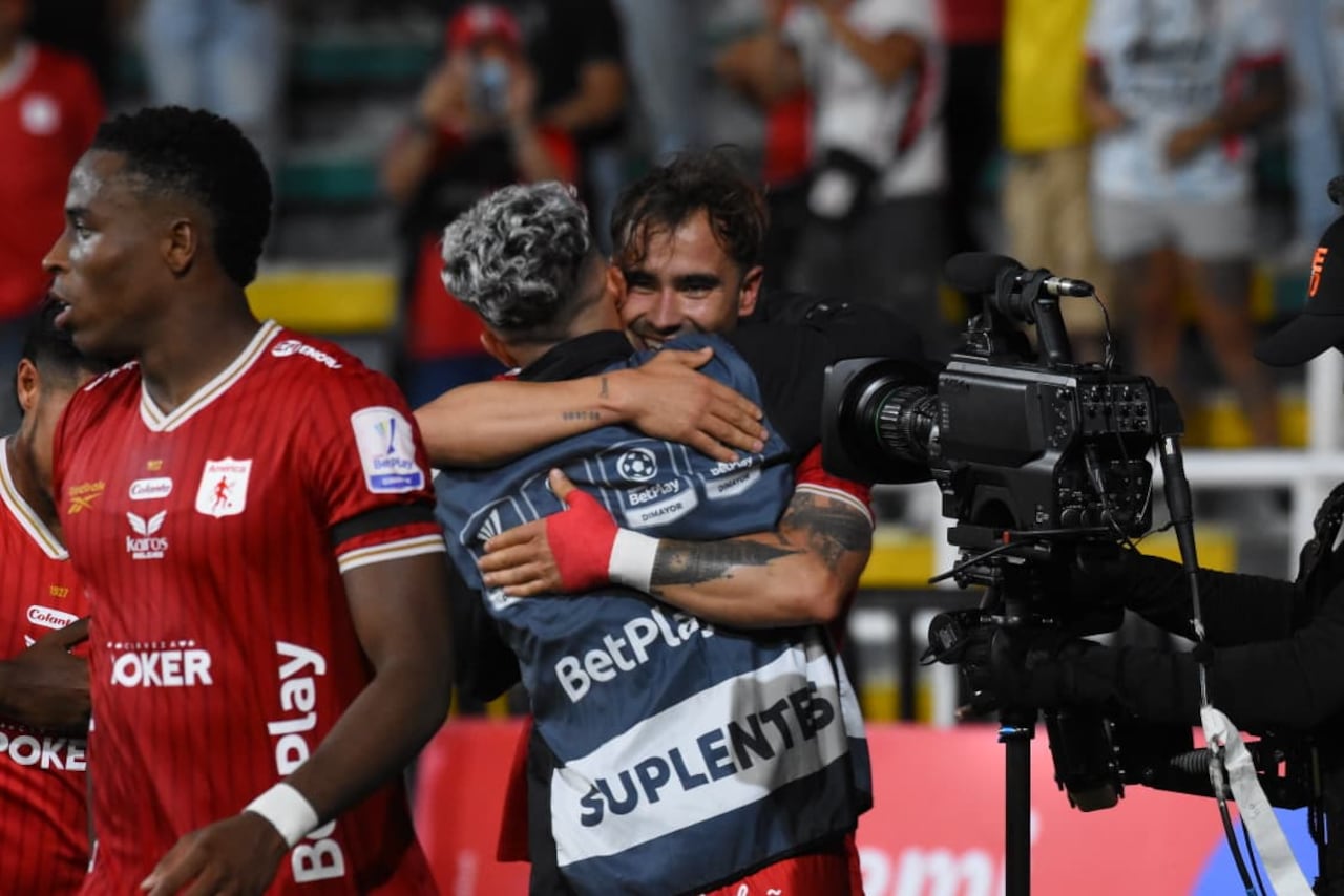 Tomás Ángel se abraza con compañero tras marcar el segundo gol del América de Cali contra el Junior de Barranquilla en el juego de la fecha 7 de la Liga II-2026.