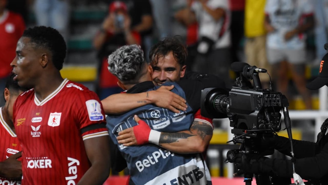 Tomás Ángel se abraza con compañero tras marcar el segundo gol del América de Cali contra el Junior de Barranquilla en el juego de la fecha 7 de la Liga II-2026.