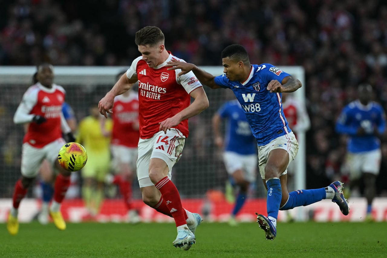 El delantero sueco #14 del Arsenal, Viktor Gyokeres (izq.), compite con el defensa mozambiqueño #17 del Sunderland, Reinildo Mandava (der.), durante el partido de la Premier League inglesa entre el Arsenal y el Sunderland en el Emirates Stadium de Londres el 7 de febrero de 2026. (Foto de Glyn KIRK / AFP)