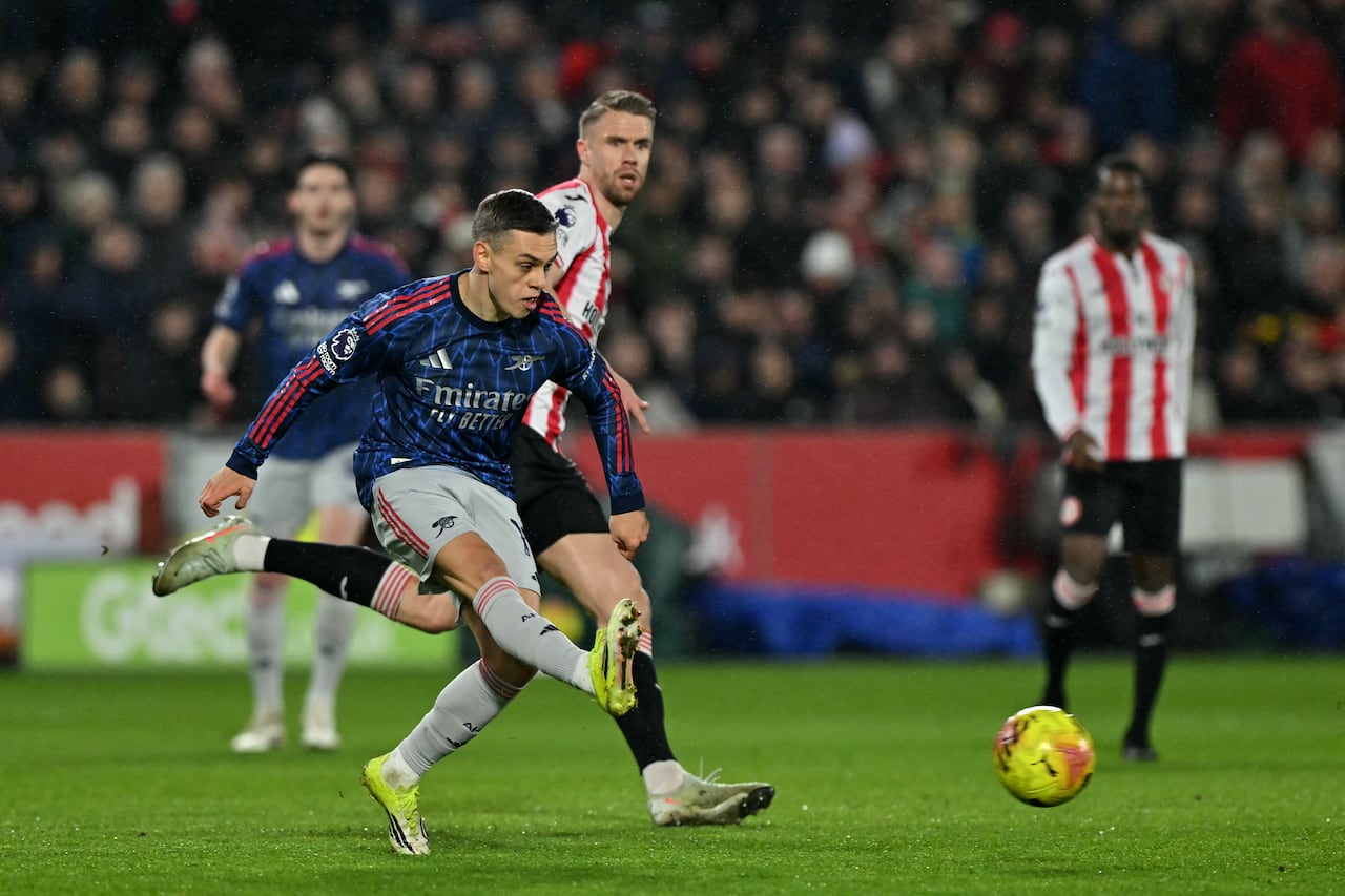El centrocampista belga #19 del Arsenal, Leandro Trossard, pasa el balón durante el partido de la Premier League inglesa entre el Brentford y el Arsenal en el Gtech Community Stadium de Londres el 12 de febrero de 2026. (Foto de Glyn KIRK / AFP)