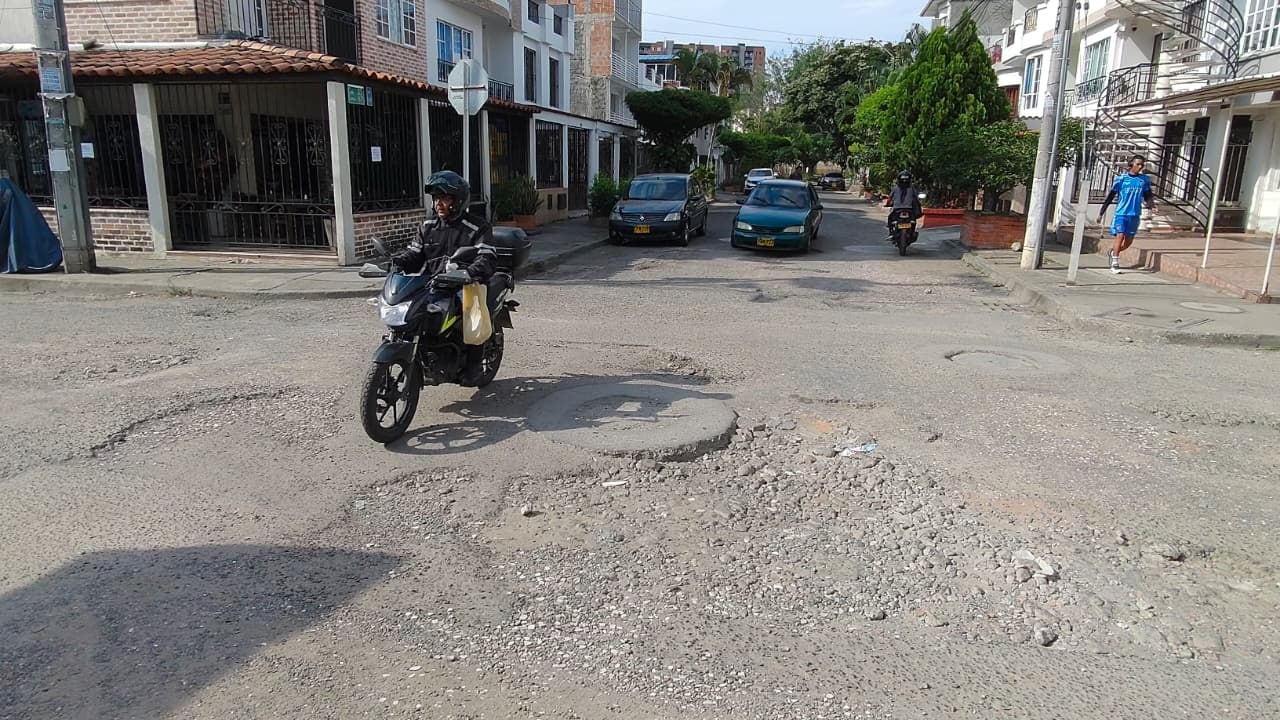 Habitantes de Ciudad 2000 denuncian que la Calle 33, entre carreras 67A y 67B, presenta un avanzado deterioro tras más de 20 años sin una intervención estructural.