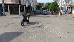 Habitantes de Ciudad 2000 denuncian que la Calle 33, entre carreras 67A y 67B, presenta un avanzado deterioro tras más de 20 años sin una intervención estructural.