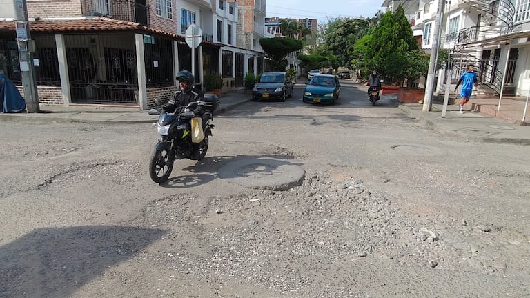 Habitantes de Ciudad 2000 denuncian que la Calle 33, entre carreras 67A y 67B, presenta un avanzado deterioro tras más de 20 años sin una intervención estructural.