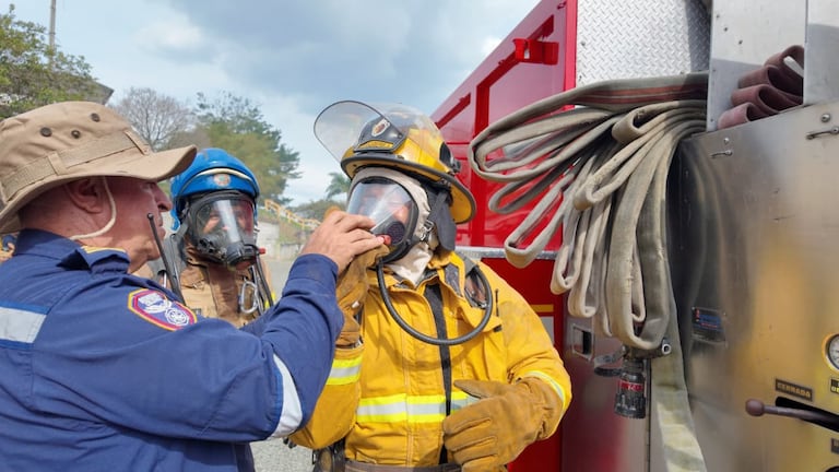 Cali es sede de un curso internacional de Ataque Ofensivo de Incendios Estructurales, una capacitación especializada que reúne a bomberos de Colombia y Ecuador.
