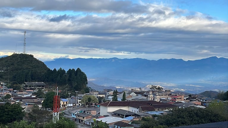 Almaguer es un municipio situado en el sur del departamento del Cauca, reconocido por su importancia geográfica dentro del Macizo Colombiano. Fundado el 19 de agosto de 1551 durante la época de la colonización española, fue elevado a la categoría de municipio en el siglo XVIII y actualmente hace parte de la provincia del Sur del departamento.