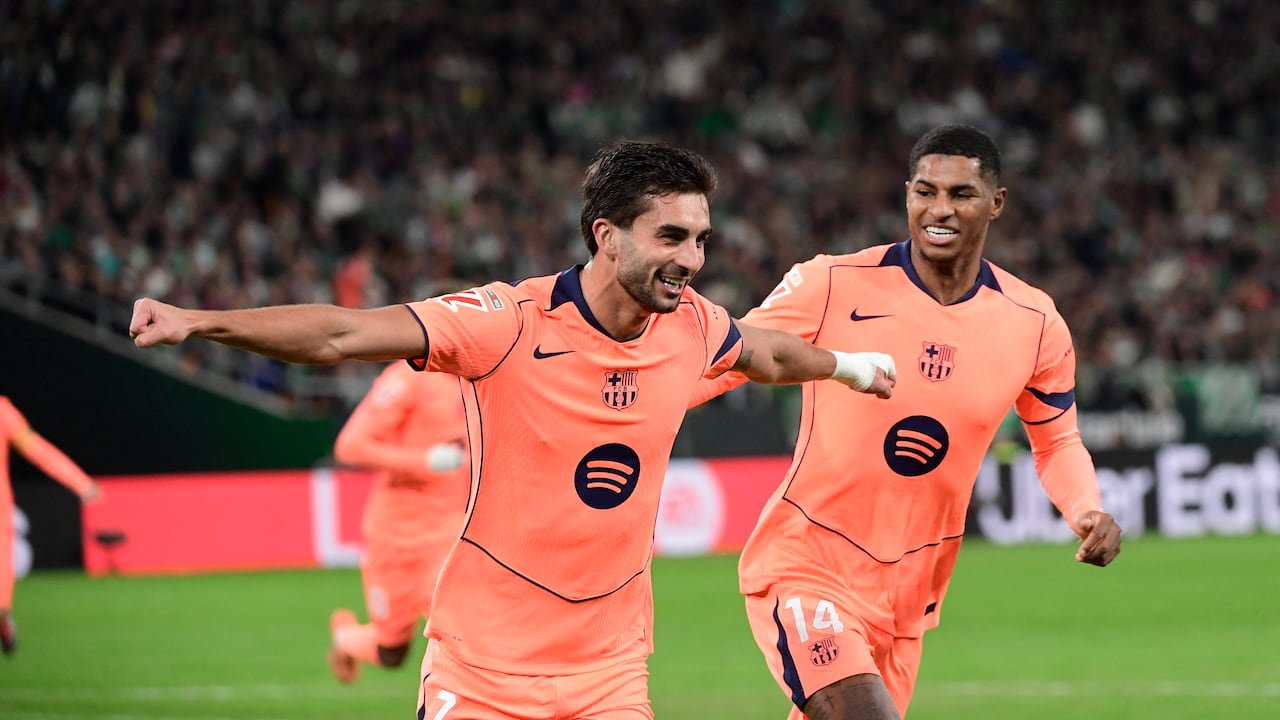 El delantero español #07 del Barcelona, Ferran Torres, celebra el segundo gol de su equipo con el delantero inglés #14 del Barcelona, Marcus Rashford, durante el partido de la liga española entre el Real Betis y el FC Barcelona en el Estadio Benito Villamarín en Sevilla el 6 de diciembre de 2025. (Foto de CRISTINA QUICLER / AFP)