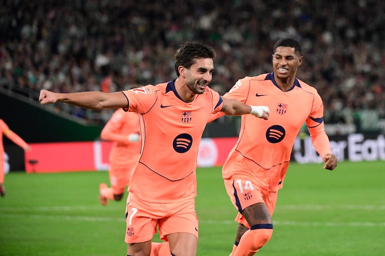 El delantero español #07 del Barcelona, Ferran Torres, celebra el segundo gol de su equipo con el delantero inglés #14 del Barcelona, Marcus Rashford, durante el partido de la liga española entre el Real Betis y el FC Barcelona en el Estadio Benito Villamarín en Sevilla el 6 de diciembre de 2025. (Foto de CRISTINA QUICLER / AFP)