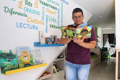 BiblioGhetto es una iniciativa cultural de los habitantes del barrio Petecuy en el Distritp de Aguablanca.