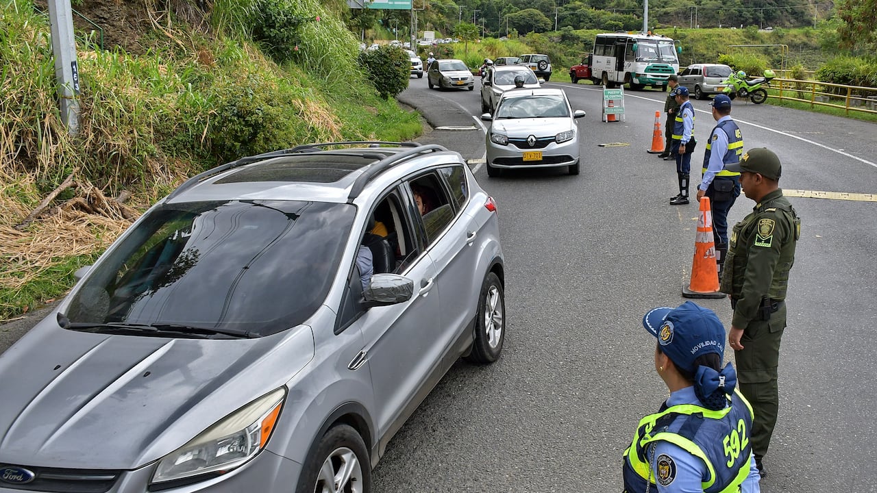 Este lunes termina el puente festivo de julio y con él, el viaje de miles de vallecaucanos que dejaron sus hogares desde el viernes o sábado para pasar un fin de semana divertido y de distracción de las dinámicas regulares de la semana. Las autoridades de tránsito, tanto departamentales como distritales en Cali, anunciaron un robusto operativo para permitir que todo fluya con tranquilidad. Fotos Raúl Palacios / El Pais / 3 de Julio del 2023 Cali.