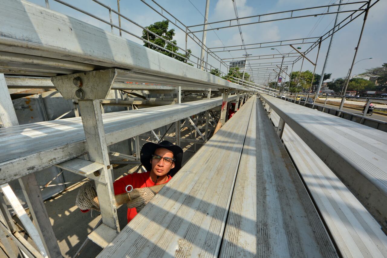 A toda máquina trabajan decenas de trabajadores para tener lista la gradería que está siendo ubicada sobre la Autopista para los eventos de la feria.