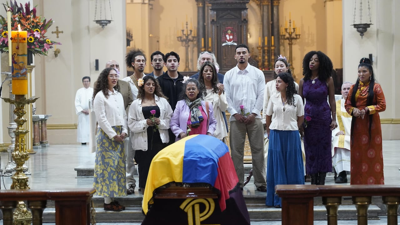 El homenaje estuvo acompañado por familiares, amigos, personalidades políticas y músicos.