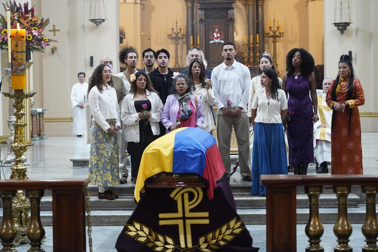 El homenaje estuvo acompañado por familiares, amigos, personalidades políticas y músicos.