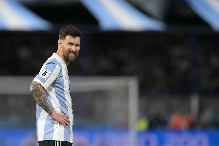El delantero #10 de Argentina Lionel Messi observa durante el partido de fútbol de las eliminatorias sudamericanas para la Copa Mundial de la FIFA 2026 entre Argentina y Perú en el estadio La Bombonera de Buenos Aires el 19 de noviembre de 2024.