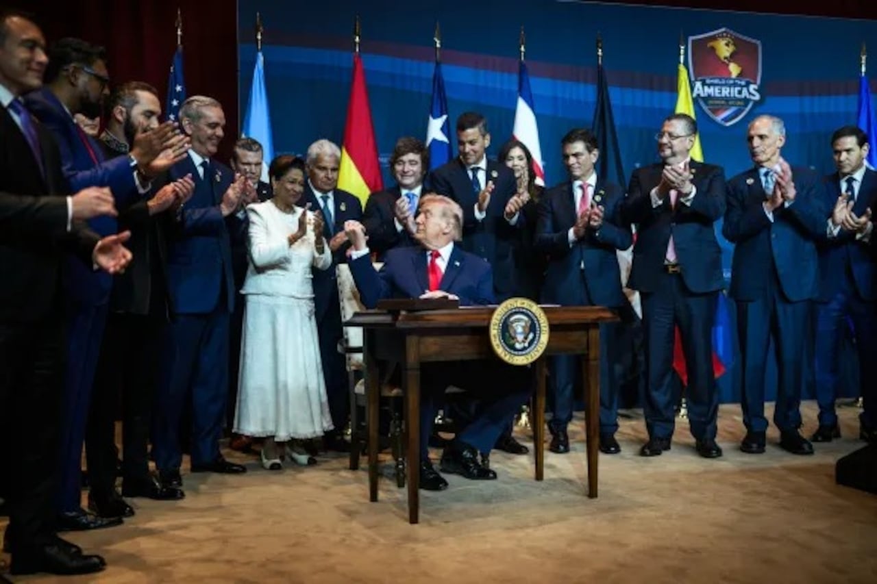 El presidente de EE. UU., Donald Trump, junto a los mandatarios de Argentina, El Salvador, Chile, Ecuador, Trinidad y Tobago, Paraguay, República Dominicana, Bolivia, Panamá, Guyana, Honduras y Costa Rica, integran la nueva alianza de seguridad y lucha contra el narcotráfico, el Escudo de las Américas.