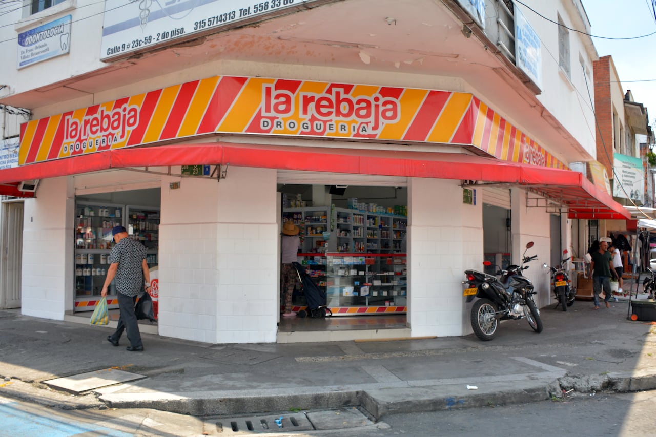 El presidente Gustavo Petro anunció que las sedes de Drogas La Rebaja, bajo control del Estado, se transformarán en puntos de atención primaria en salud y dispensarios de medicamentos. Este cambio busca fortalecer el sistema de salud pública y mejorar el acceso a medicinas en diversas regiones del país.