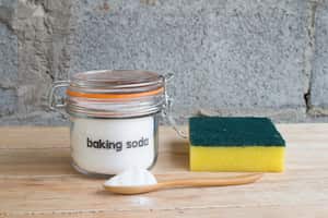 El bicarbonato de sodio tiene componebtes que ayudan a desengrasar la loza,