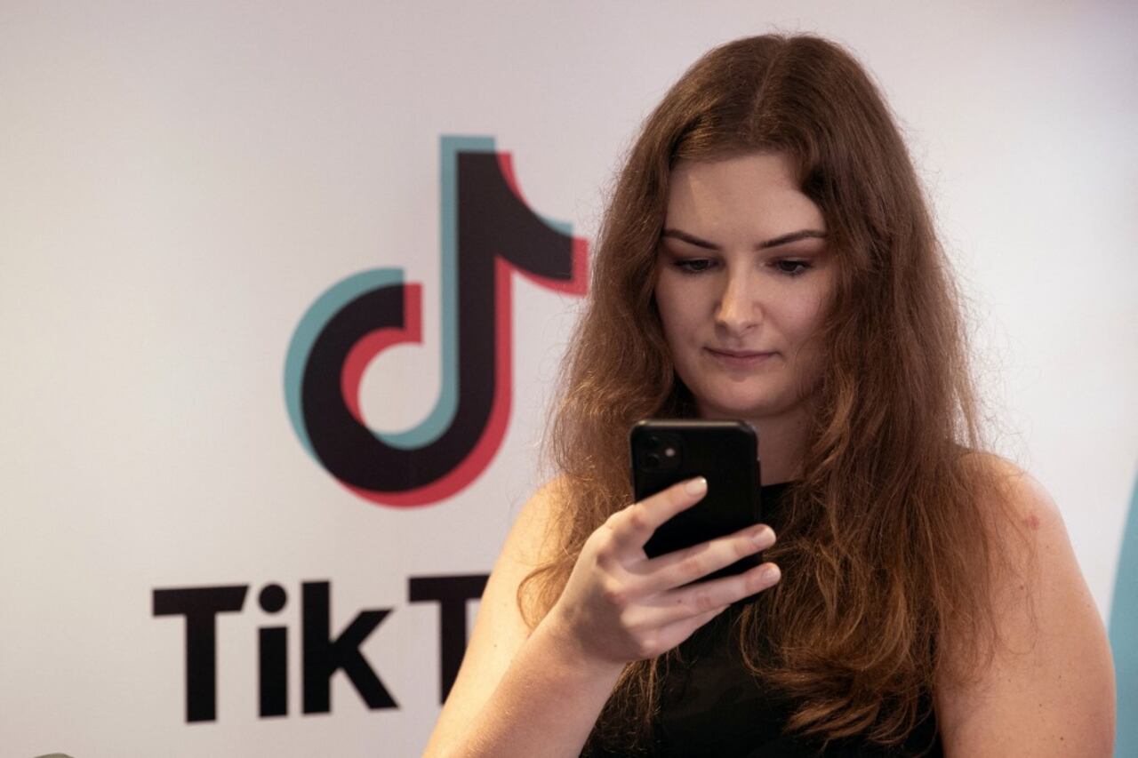 Sarah Sprinz escritora alemana, usa Tik Tok para promocionar sus obras literarias en la feria del libro de Frankfurt.