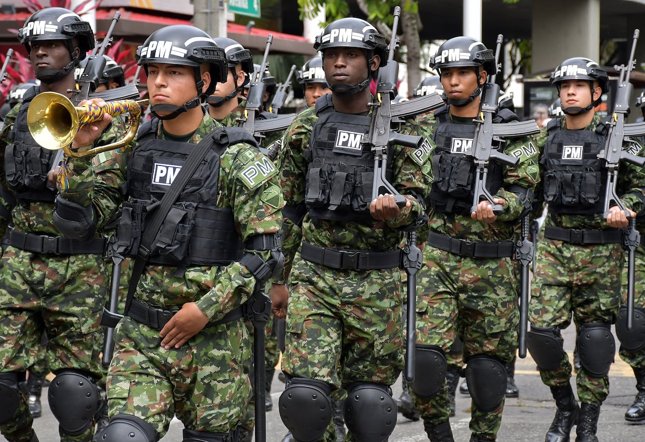 Este domingo 20 de julio, cientos de caleños llegaron hasta la tradicional Avenida Sexta, en el norte de Cali, para acompañar el desfile militar y policial con el que se conmemoraron los 215 años de la Independencia de Colombia, El desfile comenzó en la Plazoleta Jairo Varela y terminó en el CAI de Chipichape, en el norte de la ciudad y se convirtió en un acto lleno de civismo, orgullo patrio y reconocimiento a la labor de la Fuerza Pública. Fotos Raúl Palacios / El País.