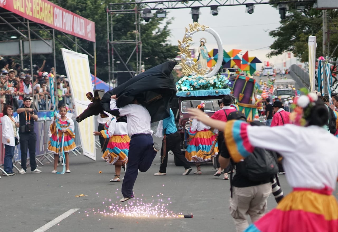 Postal del desfile de la Fiesta de Mi Pueblo de la Feria de Cali 2025, en la tarde de este viernes 26 de diciembre.