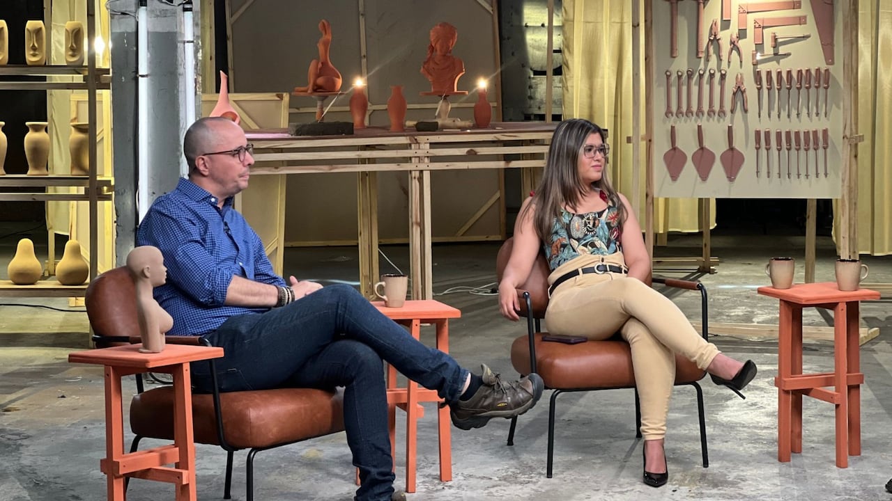 Adriana Santacruz vuelve como el rostro del programa, ahora con un rol más activo: conduce, interpela y se involucra desde la experiencia propia.