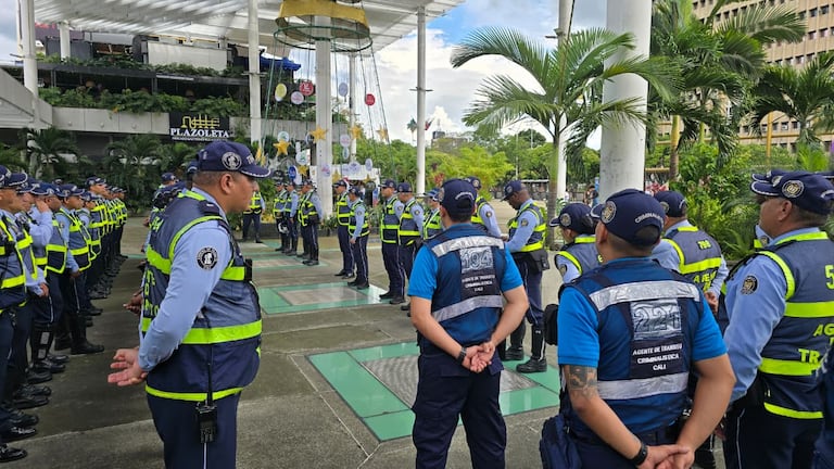 Equipo de agentes de tránsito encargado de controlar la entrada hacia Cali desde la vía al mar.