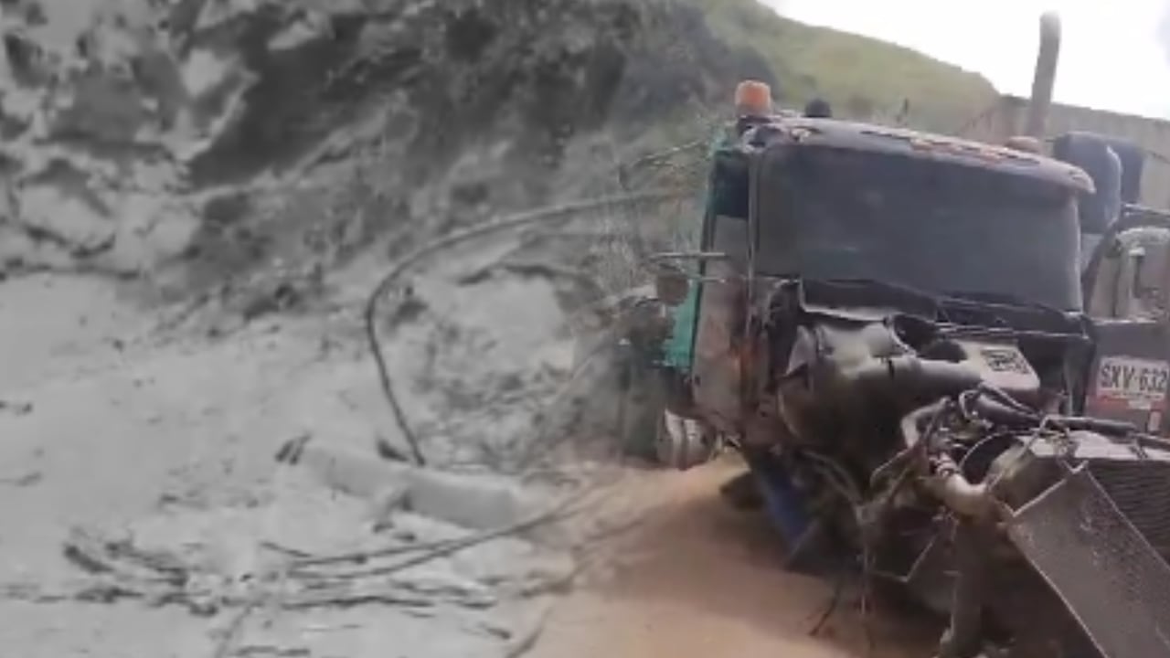 Un vehículo de carga pesada sufrió una falla mecánica en sus frenos.