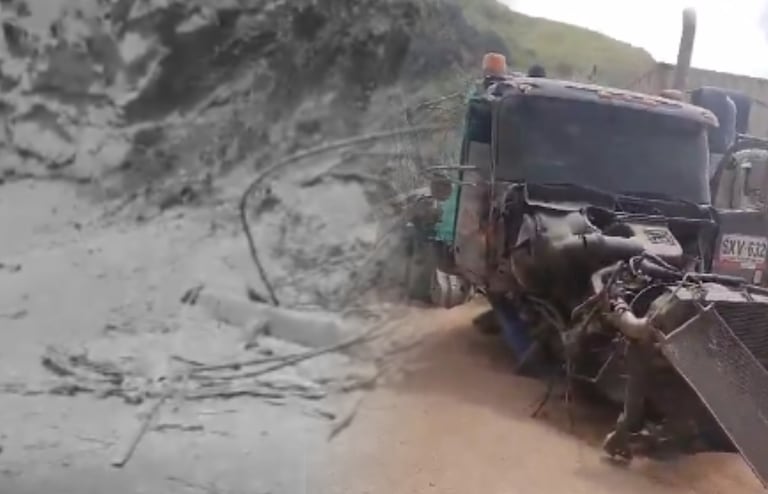 Un vehículo de carga pesada sufrió una falla mecánica en sus frenos.