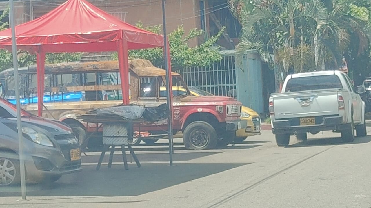 La denuncia ciudadana señala problemas de convivencia, estacionamiento y ocupación del espacio público en inmediaciones del parque principal de Llano Verde.
